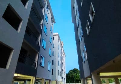 Spacious 3-bed in Mombasa. Has a swimming pool and underground parking with a stunning view